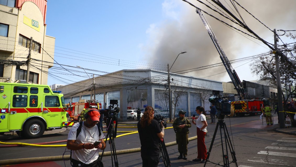 Incendio afecta a empresa de seguridad y genera cortes de tránsito en San Diego