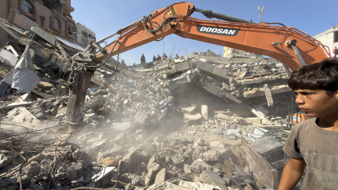 Gaza: Al menos 20 muertos y 60 desaparecidos tras derrumbe de edificio dañado por bombardeos
