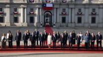 Frente a La Moneda: Presidente se tomó tradicional foto de Fiestas Patrias junto a sus ministros