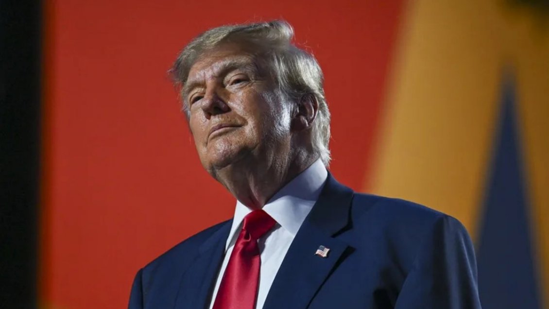 Trump lanza encuesta para cambiar nombre de la IA mientras veta a medios en la Casa Blanca