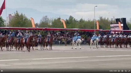   El espectacular paso por la Parada Militar de los timbaleros a caballo 