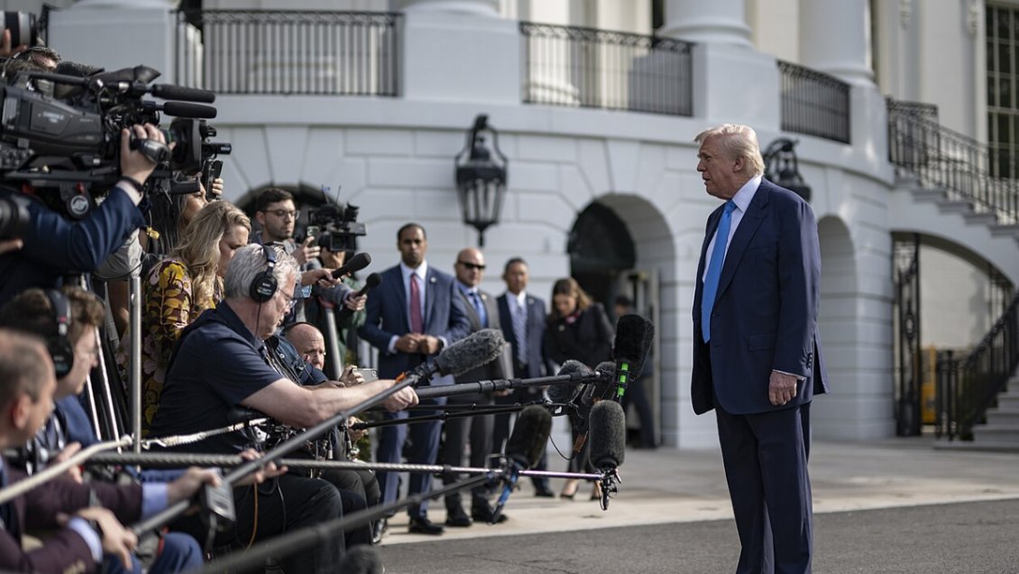Grandes cadenas de TV suspendieron cobertura de Trump solidarizando con medios vetados