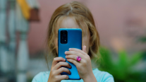 Chile desconfía de las redes, pero no de la IA, según estudio de Ipsos sobre jóvenes y tecnología