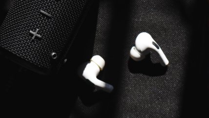  Singapur convierte en delito comer, molestar y poner música fuerte en la micro 