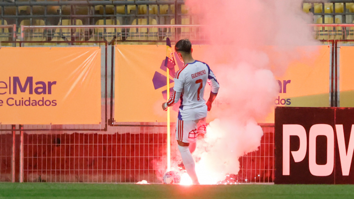 [VIDEO] Como un misil: Peligroso fuego artificial de barristas de la U cruzó la cancha y llegó cerca de Guerrero
