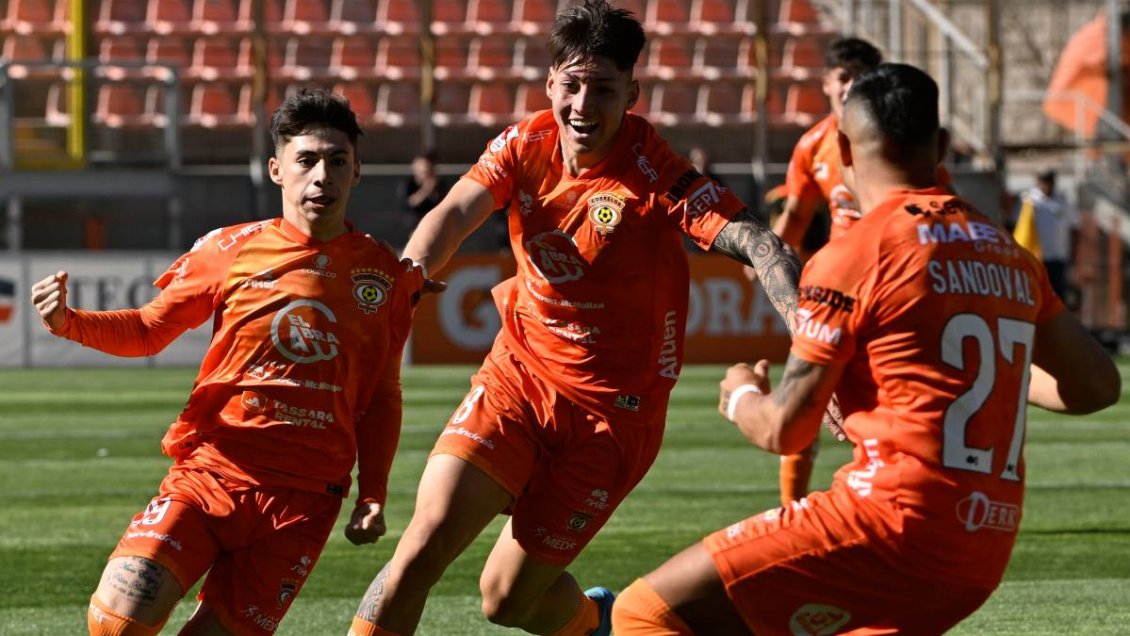 Cobreloa venció a Wanderers y tomó la punta en un partido con tres expulsados