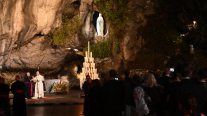 En la gruta de Lourdes, el papa oró por una Francia libre de violencia y por gobernantes sabios