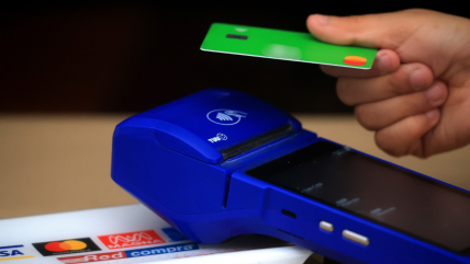   Falsificadores de tarjetas bancarias fueron descubiertos por darse un lujo innecesario 