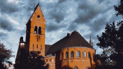 Acusación de violación grupal en una universidad causa indignación en EE.UU.