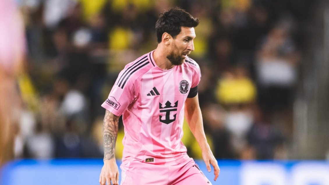 [VIDEO] Messi tuvo fuerte cruce con un hincha en la previa de marcar un golazo de tiro libre
