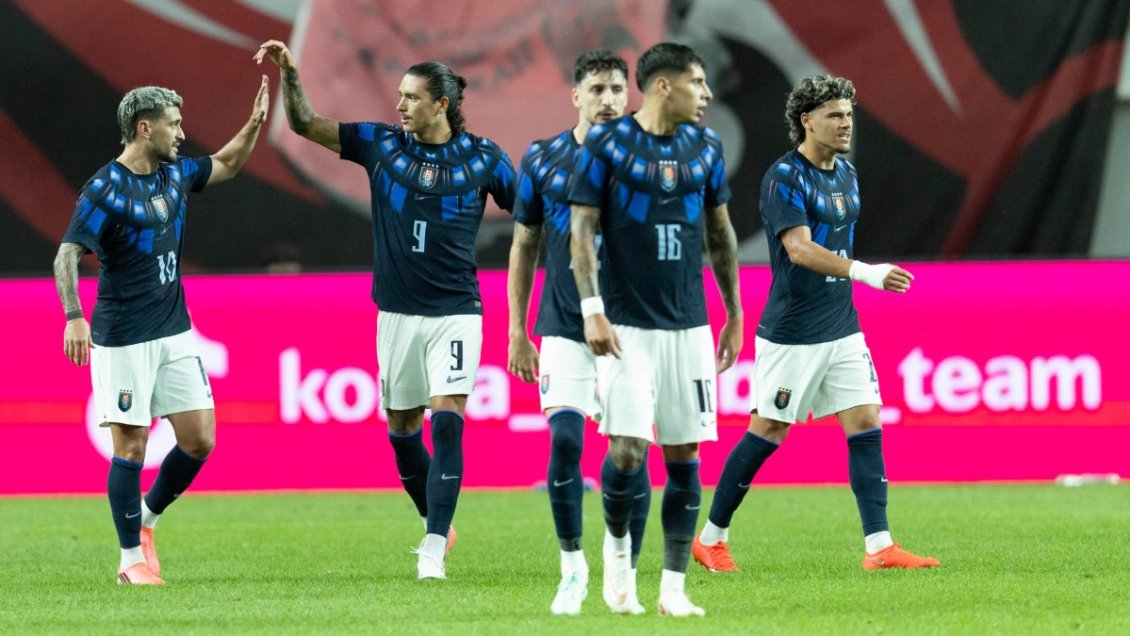 Uruguay goleó con autoridad a Corea del Sur y sumó la primer victoria al mando de Forlán