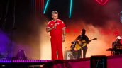 Robbie Williams se puso la camiseta por el entretenimiento en su regreso a Chile