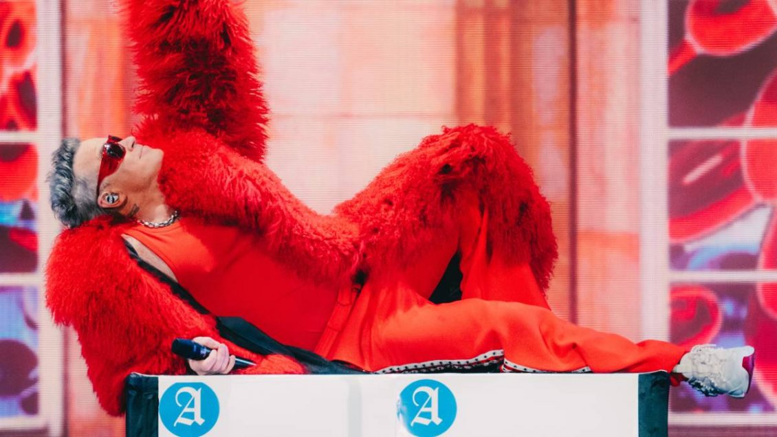 Robbie Williams se puso la camiseta por el entretenimiento en su regreso a Chile