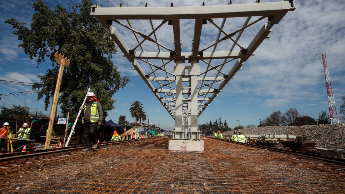 Alcaldes y gobernador Orrego piden al Ejecutivo reconsiderar postergación de obras del tren Santiago-Melipilla