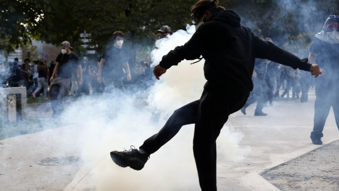 Las protestas estudiantiles acorralan a un Gobierno francés debilitado ante los mercados
