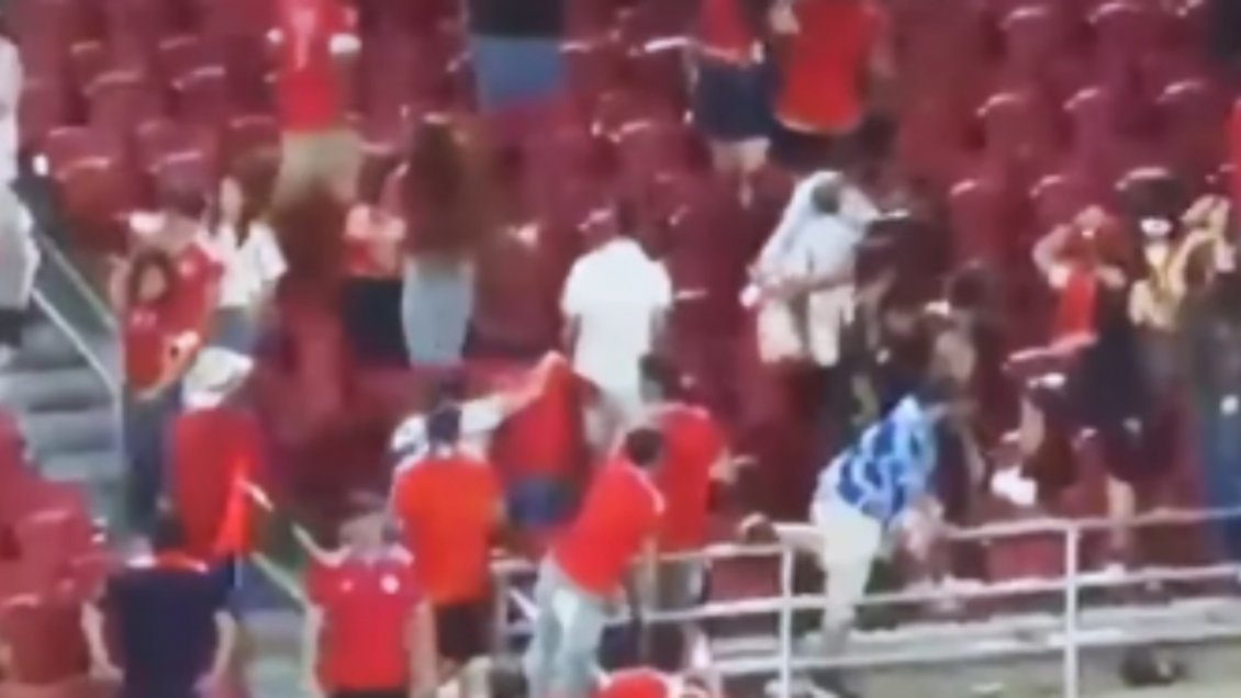 [VIDEO] Graves incidentes: Hinchas chilenos y mexicanos protagonizaron violenta pelea en Los Angeles
