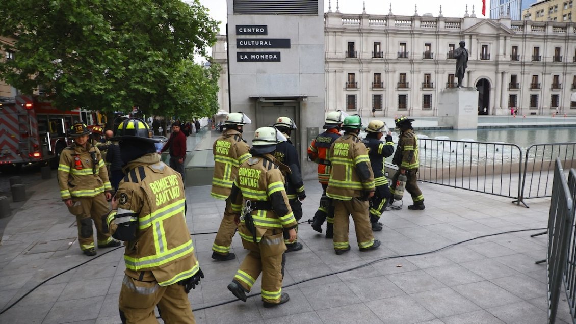 Bomberos controló amago de incendio en restaurante del subsuelo de La Moneda