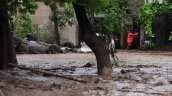 Alertan por poste energizado entre el barro en San Carlos de Apoquindo tras el aluvión