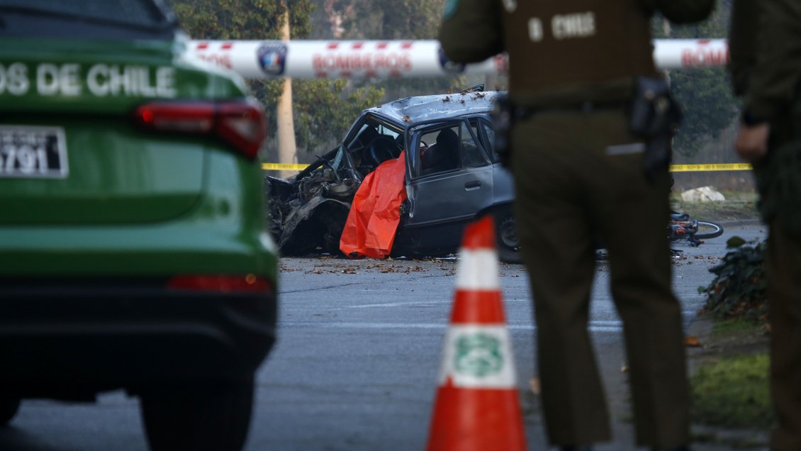 Puerto Montt: Un fallecido y dos heridos por choque entre camioneta y un árbol