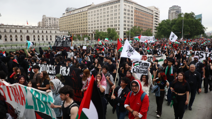  Masiva marcha se tomó el centro de Santiago en apoyo a Palestina  