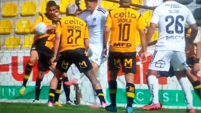   [VIDEO] ¿Era penal? La mano que pudo cambiar el rumbo del partido entre Coquimbo y Colo Colo 