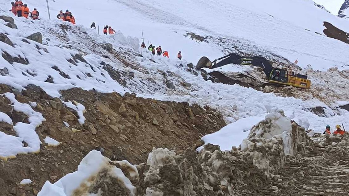 Dos trabajadores permanecen atrapadados tras avalancha en mina El Teniente