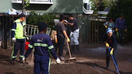Aluvión en Las Condes: Barro seco dificulta limpieza de viviendas