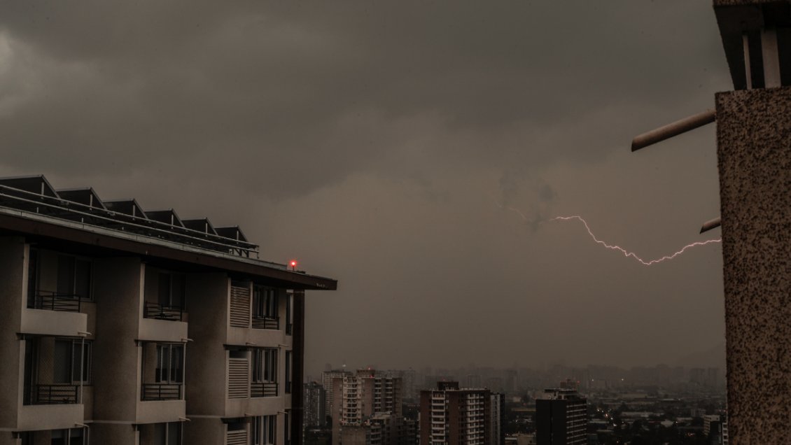 Lluvias dejaron a más de 40 mil clientes sin servicio eléctrico en la Región Metropolitana