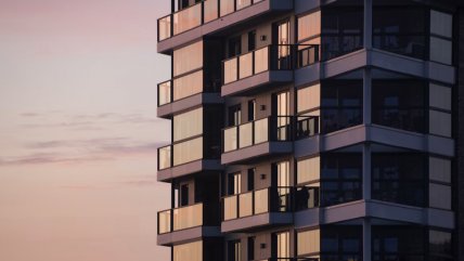   Tras engañar al conserje, menor de 17 años trepó balcones para robar departamentos en Providencia 