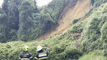   Al menos 10 casas al borde del derrumbe en Lota tras deslizamiento de tierra 