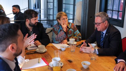 Bachelet encabezó desayuno con Boric y timoneles de oposición