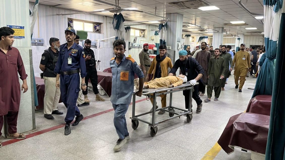 Al menos 27 niños muertos por derrumbe del techo de una escuela en Pakistán