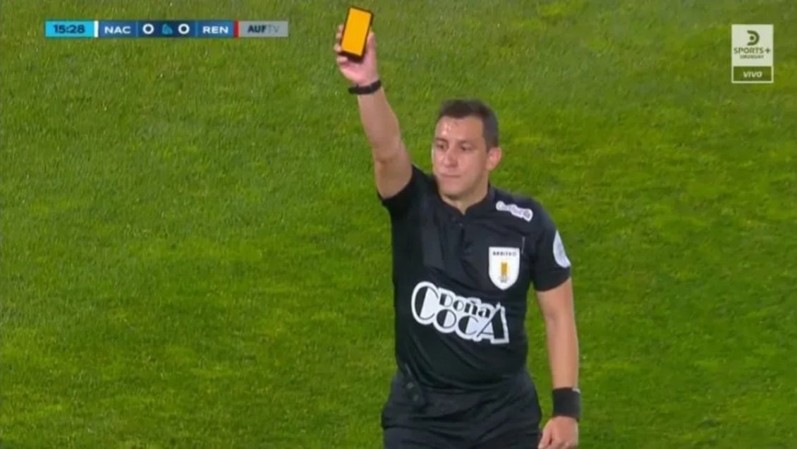 ¿El fin de las cartulinas? El fútbol uruguayo estrenó un inédito sistema de tarjetas virtuales