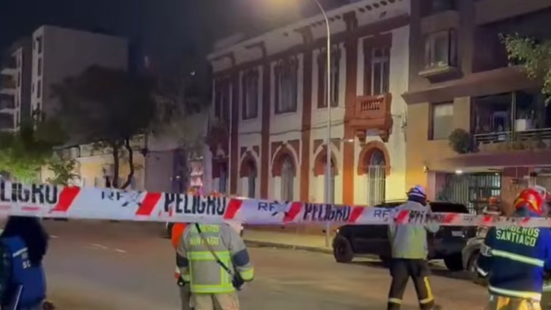 Municipalidad de Santiago evalúa futuro de desplomada casona que obligó a vecinos a evacuar