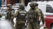 Tres personas fueron detenidas por transacción de droga en plena vía pública en Bajos de Mena