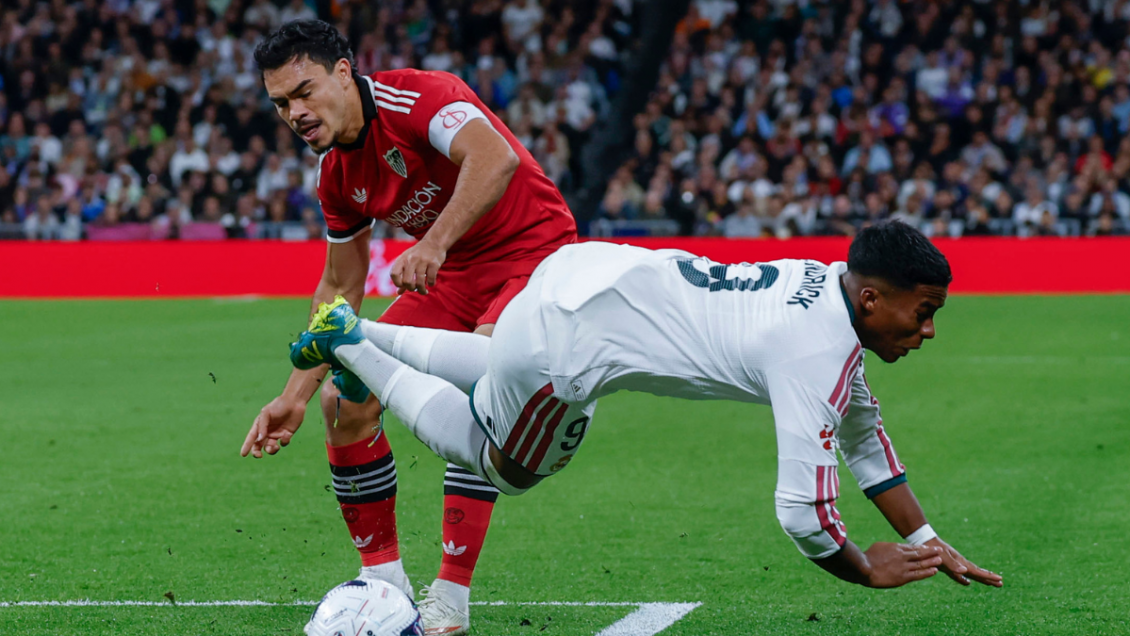 Sevilla de Gabriel Suazo sufrió una dura goleada en su visita a Real Madrid