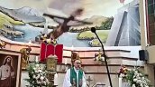 Un sacerdote murió en Ecuador tras caerle una cruz durante misa transmitida en directo