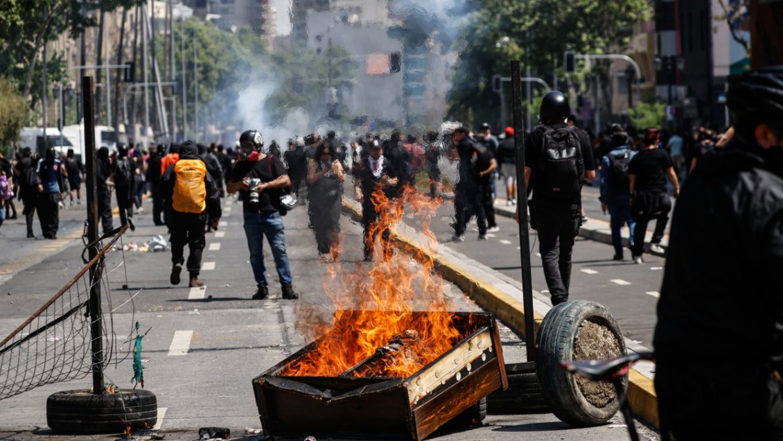 Conmemoración del 18-O dejó al menos 30 detenidos, seis carabineros lesionados y un bus incendiado