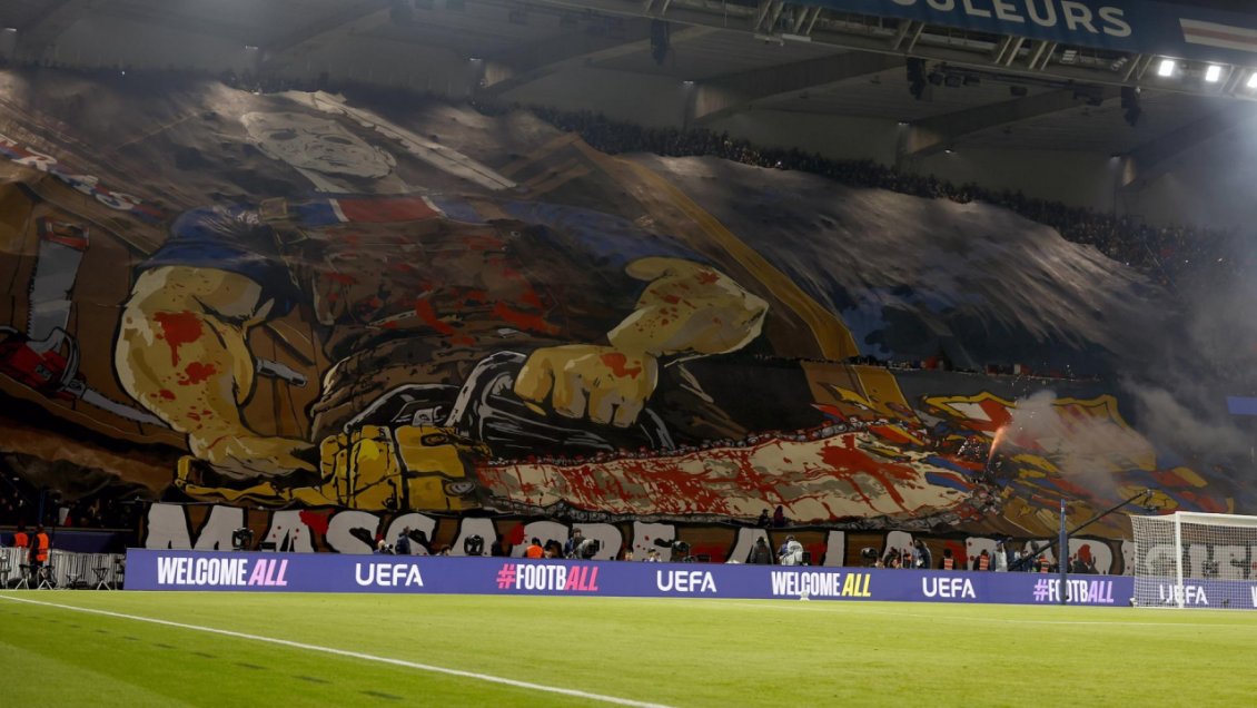 FC Barcelona denunciará amenazante pancarta de hinchas de PSG: 