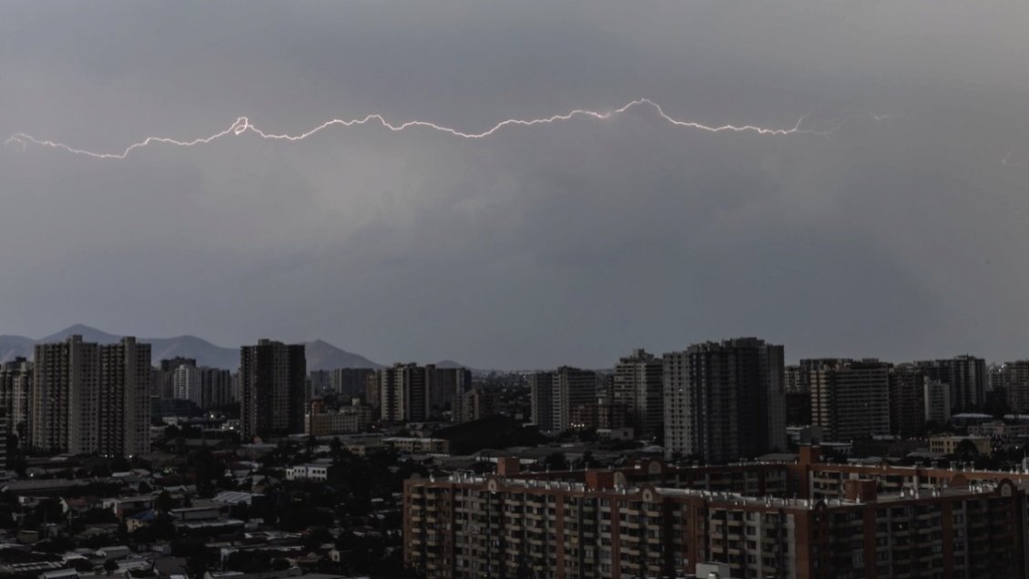 Senapred declaró alerta roja en la Región Metropolitana debido al evento meteorológico