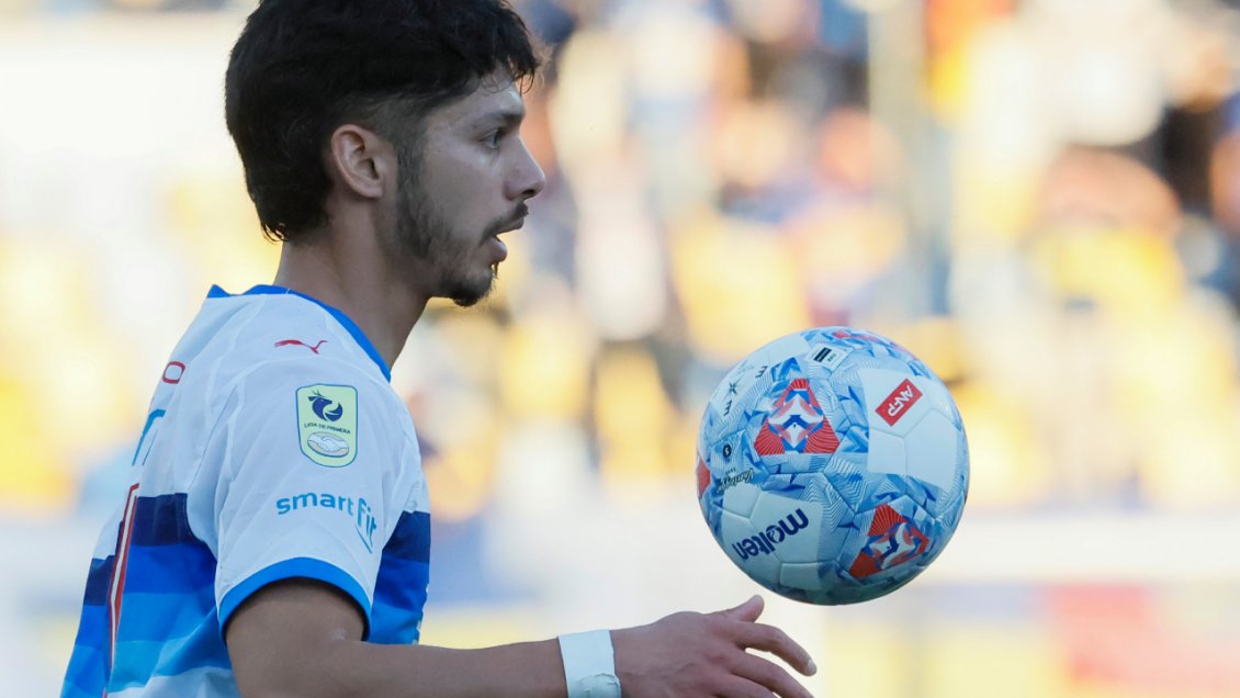 [VIDEO] Dura entrada a Sebastián Sáez terminó con expulsión de Jimmy Martínez en la UC