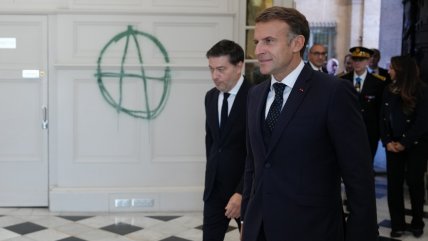   Macron llegó a la vandalizada alcaldía de Marsella 