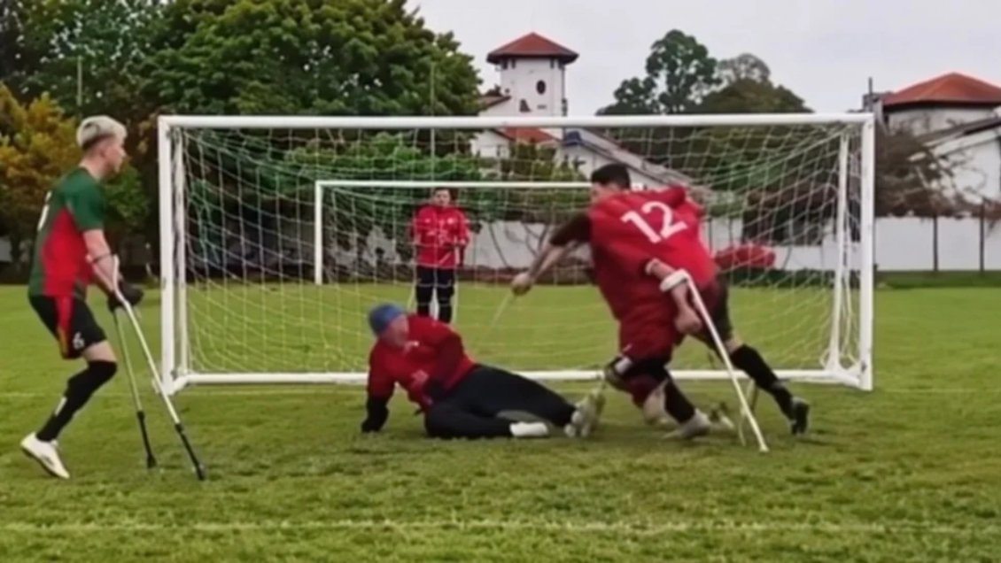 [VIDEO] Partido de fútbol para amputados terminó a los muletazos