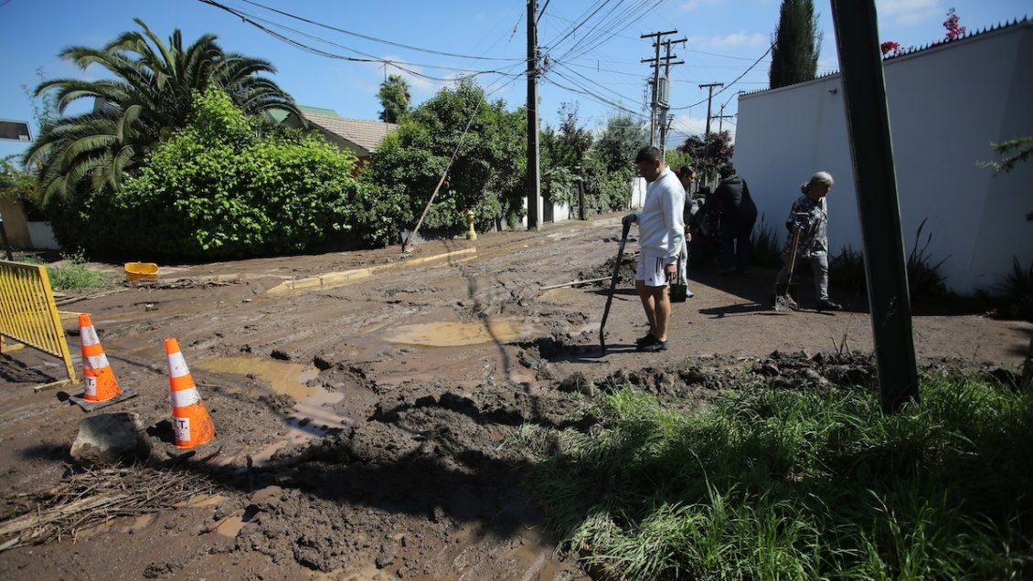Lo Barnechea: Desborde de quebradas causó estragos en colegio, capilla y decenas de casas