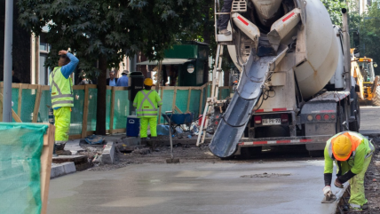 Minvu tapará hoyos y reparará calles en cinco comunas de la RM