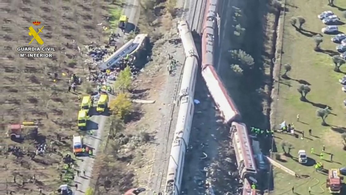 Accidente de tren dejó al menos 30 fallecidos en España