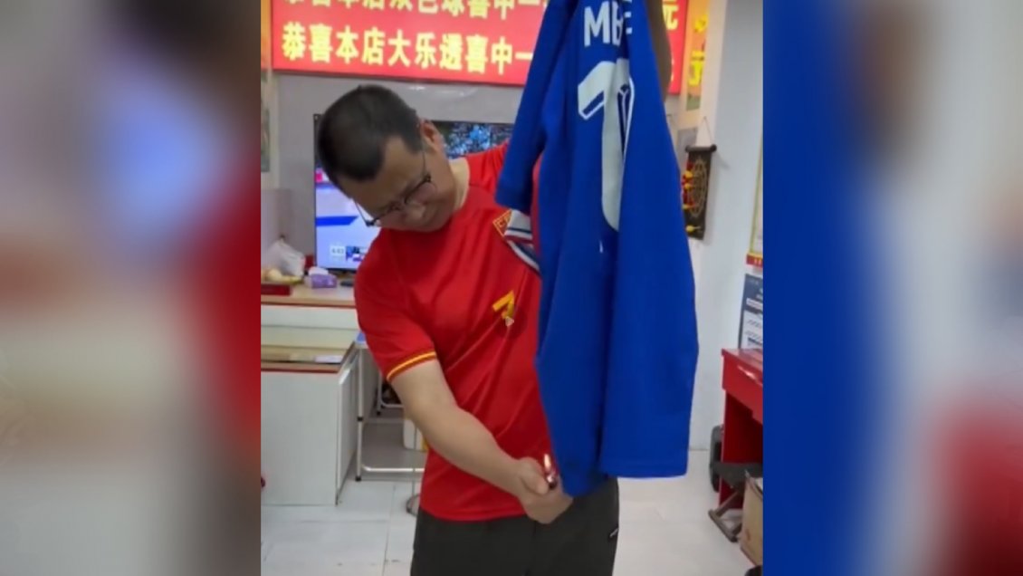 [VIDEO] Hinchas chinos quemaron camisetas de Mbappé y rompieron carteles con su imagen