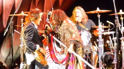   Dave Grohl fue el baterista de Aerosmith en su regreso a los escenarios 